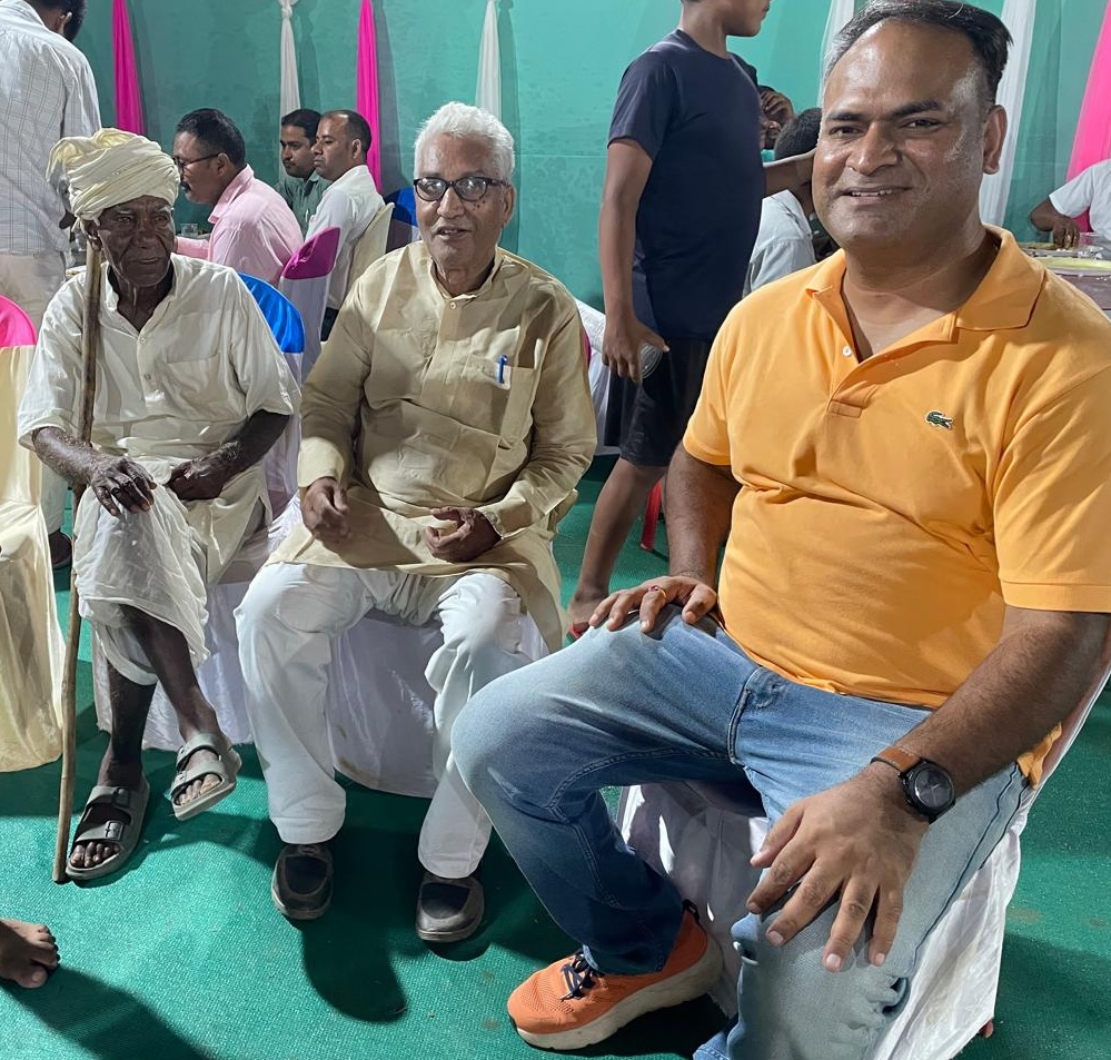 Meeting Ramdhani ji and Maheshwari ji, longtime friends of Sukhdeo Yadav